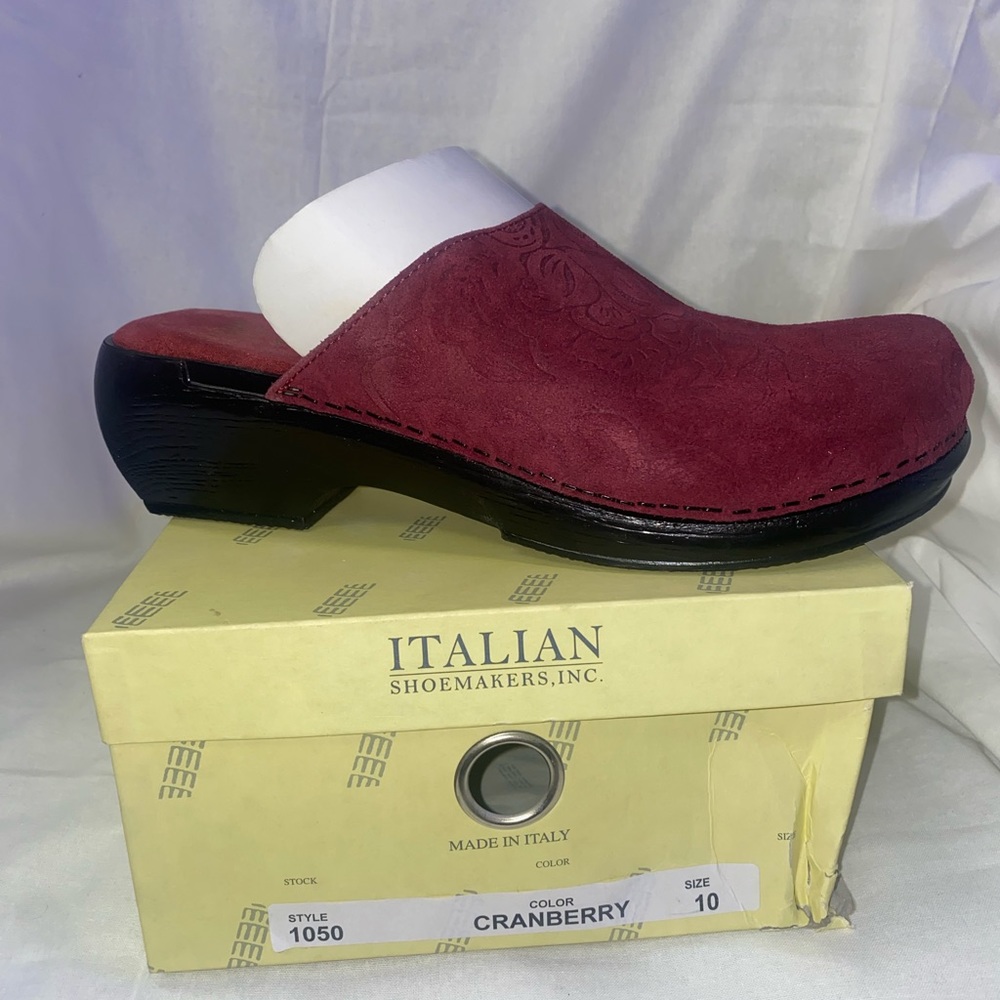 NWT, Women’s size 10 cranberry clogs, Italian Shoemaker